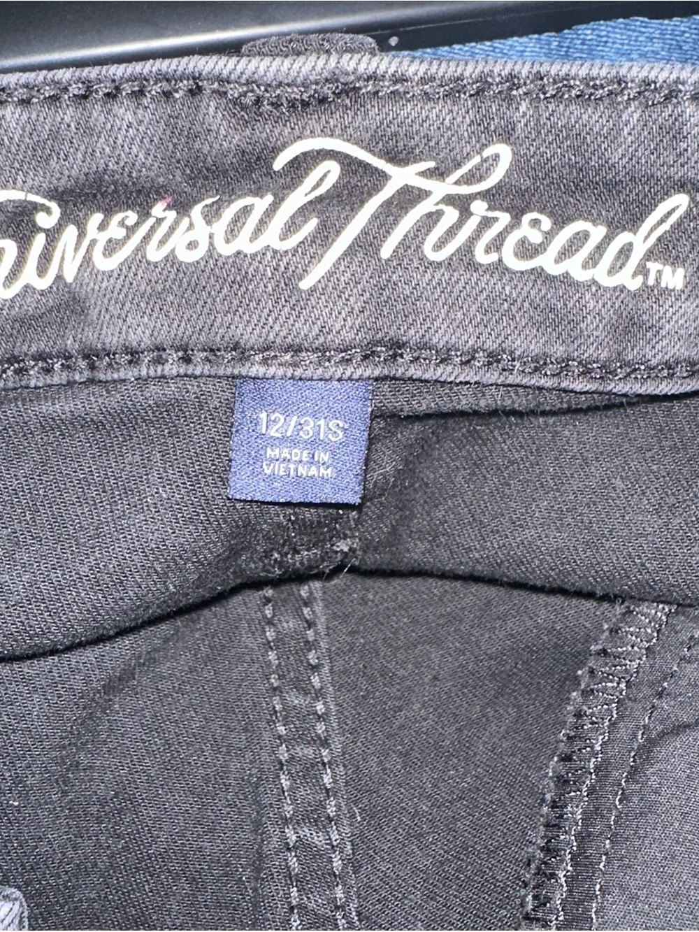 Universal Thread Black Skinny Jeans with Knee Distressing - Picture 5 of 6